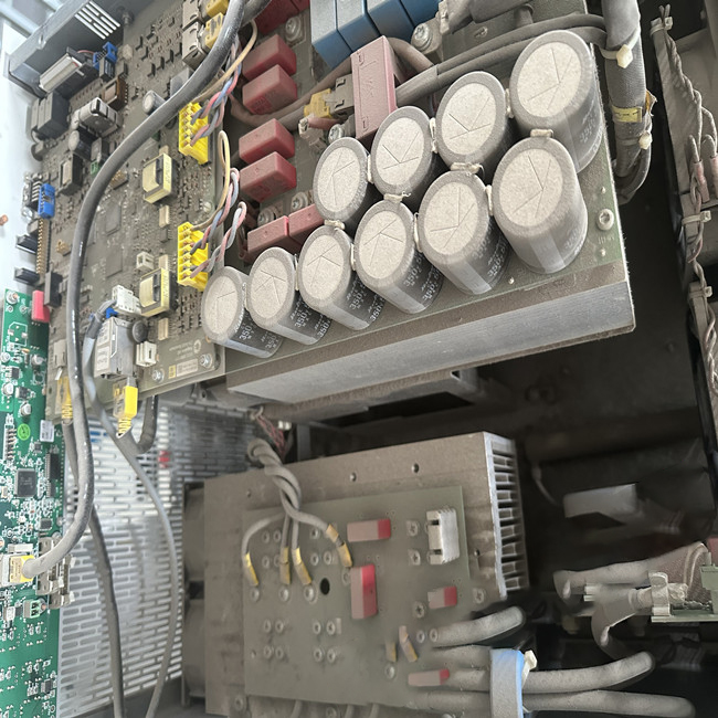 拓普康直流電源TP.C.10KW系列維修-負載能力差維修方法 故障現(xiàn)象一：電源負載能力差 電源負載能力差是一個常見的故障，一般都是出現(xiàn)在老式或是工作時間長的電源中，主要原因是各元器件老化，開關(guān)管的工作不穩(wěn)定，沒有及時進行散熱等。此外還有穩(wěn)壓二極管發(fā)熱漏電，整流二極管損壞等。 維修方法：用萬用表著重檢查一下穩(wěn)壓二極管，高壓濾波電容，限流電阻有無變質(zhì)等再仔細檢查一下電路板上的所有焊點是否開焊，虛接等。把開焊的焊點重新焊牢，更換變質(zhì)的元器件，一般故障即可排除。 故障現(xiàn)象：無直流電壓輸出，但保險絲完好 這種現(xiàn)象說明開關(guān)電源未工作，或者工作后進入了保護狀態(tài)。 維修方法：首先應(yīng)判斷一下開關(guān)電源的主控芯片UC3842是否處在工作狀態(tài)或已經(jīng)損壞。判斷方法是這樣的：加電測UC3842的第7腳對地電壓，若測第8腳有+5V電壓，1，2，4，6腳也有不同的電壓，則說明電路已起振，UC3842基本正常;若7腳電壓低，其余管腳無電壓或不波動，則UC3842已損壞。UC3842芯片損壞最常見的是6，7腳對地擊穿，5，7腳對地擊穿和1，7腳對地擊穿。如果這幾只腳都為擊穿，而開關(guān)電源還是不能正常啟動，則UC3842必壞，應(yīng)直接更換。若判斷芯片未壞，則就著重檢查開關(guān)功率管的柵極(G極)的`限流電阻是否開焊，虛接，變值，變質(zhì)以及開關(guān)功率管本身是否性能不良。除此之外，電源輸出線也有可能斷線或接觸不良也會造成這種故障。因此在維修時也應(yīng)注意檢查一下。