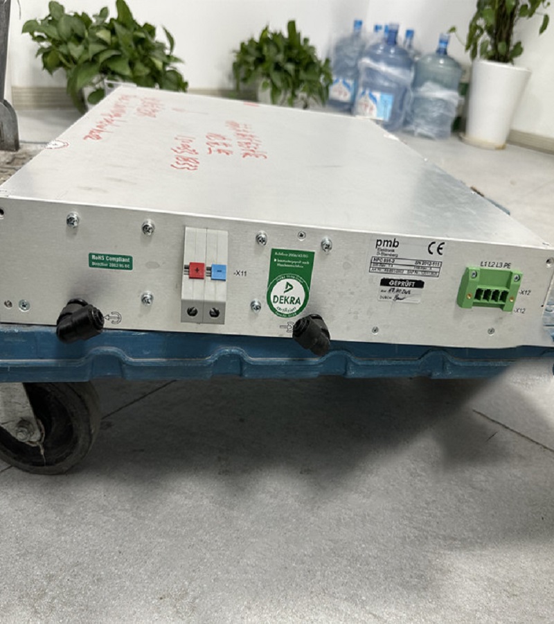羅芬激光電源維修常見故障 故障一：打開按鍵，設(shè)備不工作 如果激光切割機(jī)在工作過(guò)程中，首先要檢查的是整個(gè)設(shè)備是否通電，如果沒(méi)有通電，一定要插上電源。還要檢查激光切割機(jī)主板的參數(shù)是否正確。如果不是，請(qǐng)務(wù)必參考相關(guān)軟件和其他一些參數(shù)進(jìn)行了解。 故障二：工作狀態(tài)下無(wú)激光 在激光切割機(jī)的實(shí)際工作過(guò)程中，應(yīng)根據(jù)各種情況進(jìn)行有效的檢查。有可能是激光切割機(jī)出現(xiàn)這種情況是因?yàn)楣饴钒l(fā)生了偏移。這種情況下需要調(diào)整光路，否則線路可能會(huì)出現(xiàn)一系列問(wèn)題。那么，如果是這種情況，可以通過(guò)點(diǎn) ray 的方式插入電源的型號(hào)來(lái)判斷。 故障三：激光斷斷續(xù)續(xù) 激光切割機(jī)工作時(shí)，可能會(huì)出現(xiàn)斷斷續(xù)續(xù)的情況?？赡苁撬h(huán)不是特別順暢。檢查并清潔相關(guān)水箱。水泵是否通暢，定期疏通水管。 羅芬激光電源維修模塊或者電源板：HPC 891-2燒壞、短路、輸出電壓高于標(biāo)稱值、輸出電壓低于標(biāo)稱值、過(guò)熱、卡機(jī)等故障。 維修羅芬激光電源缺點(diǎn)及修補(bǔ)方法 常見缺點(diǎn)： １，高壓打火，高壓線接頭處太靠近鐵殼部分。 ２，無(wú)光，電扇不轉(zhuǎn)，保險(xiǎn)絲斷。 ３，能夠強(qiáng)制發(fā)光，不能主板控制發(fā)光。前級(jí)低壓控制部分壞。 ４，電流不能調(diào)度，電流控制部分壞。 ５，總是燒保險(xiǎn)絲，歸于功率管短路壞。 激光電源的修補(bǔ)方法有以下幾種： １、替換關(guān)鍵元件法。一般不發(fā)光，可先換放大管４６０或４５０，再考慮換高壓包。 ２、電壓檢測(cè)法。 ３、通電調(diào)查法。